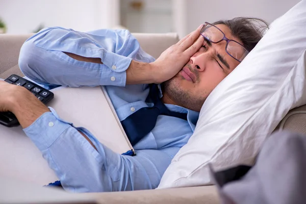 Empleado hombre de negocios cansado trabajando desde casa —  Fotos de Stock