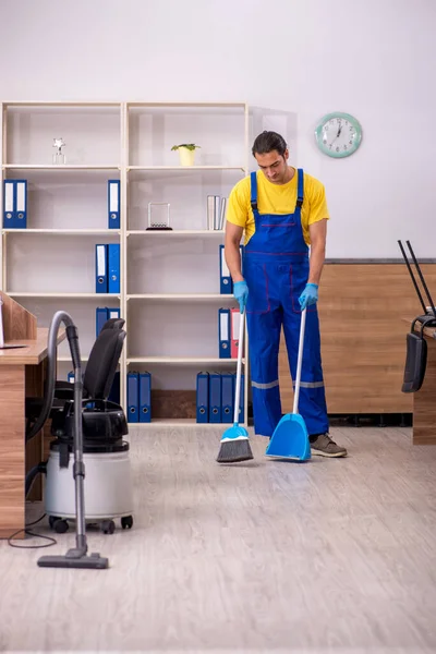 Kontraktor laki-laki muda membersihkan kantor — Stok Foto