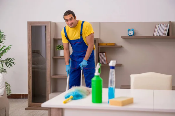 Jonge mannelijke aannemer schoonmaken van het huis — Stockfoto