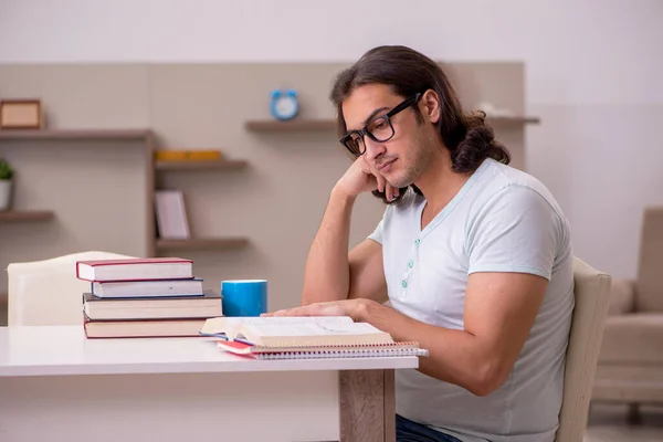 Jonge mannelijke student bereidt zich voor op examens thuis — Stockfoto