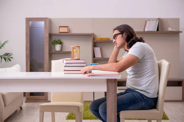 Giovane studente maschio preparazione per gli esami a casa — Foto Stock