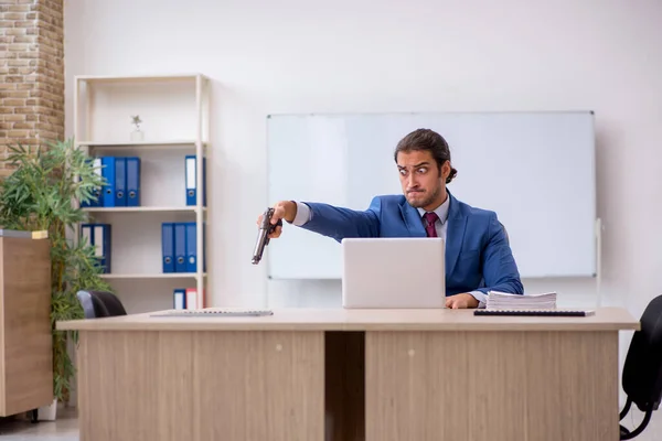 Jeune employé masculin assis dans le bureau devant le tableau blanc — Photo