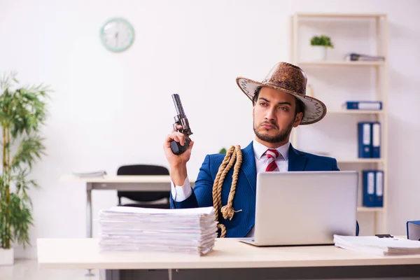 Молодий бізнесмен ковбой працює в офісі — стокове фото