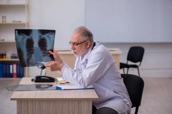 Régi férfi orvos radiológus dolgozik a klinikán — Stock Fotó