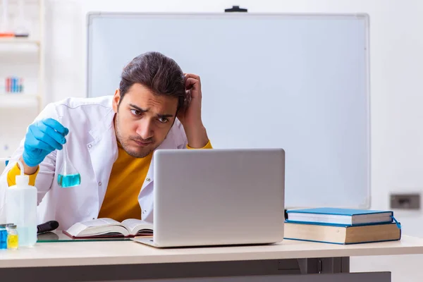 Joven estudiante químico preparándose para el examen — Foto de Stock