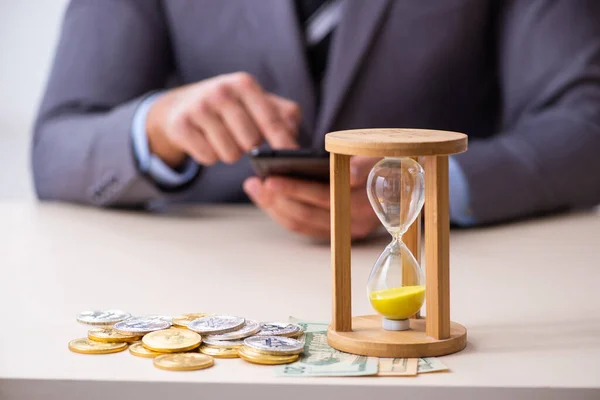 Joven ganando dinero a través de Internet en concepto de gestión del tiempo —  Fotos de Stock