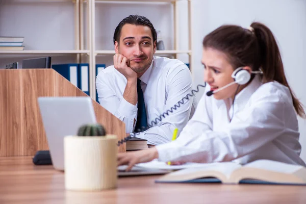 Operatori di call center che lavorano in ufficio — Foto Stock