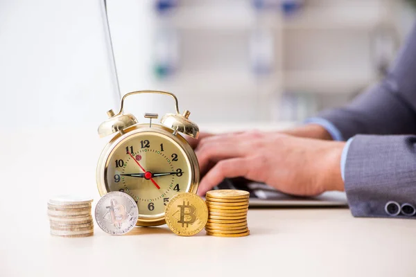 Joven ganando dinero a través de Internet en concepto de gestión del tiempo — Foto de Stock