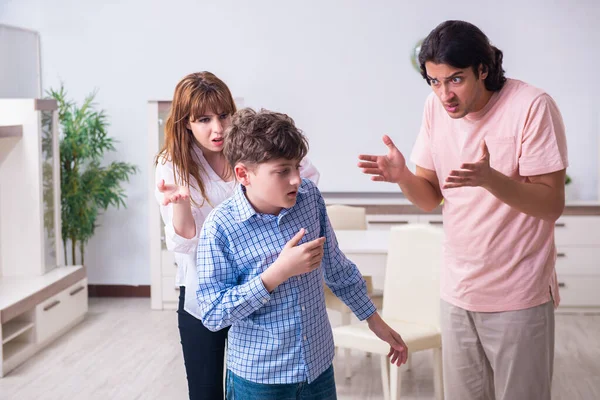 Conflito familiar com marido e mulher e filho — Fotografia de Stock