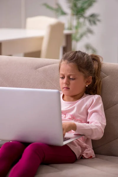 Klein meisje in teleonderwijs concept thuis — Stockfoto