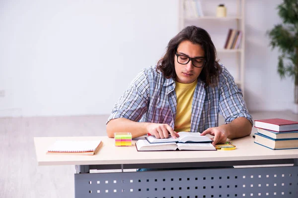 Ung manlig student förbereder sig för tentor — Stockfoto