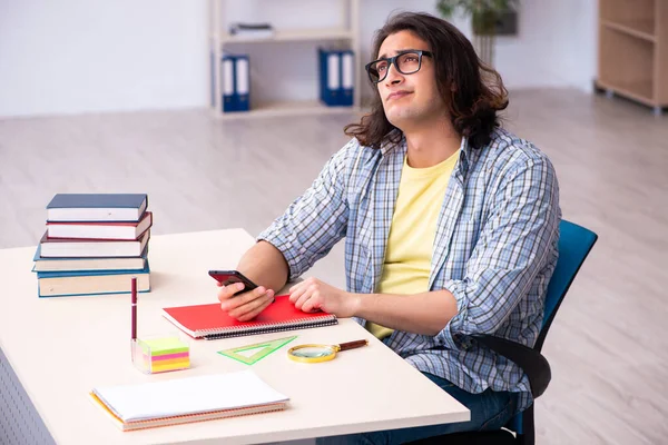 Ung manlig student förbereder sig för tentor — Stockfoto