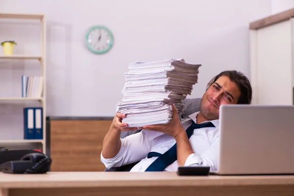 Joven empleado masculino descontento con el trabajo excesivo en la oficina — Foto de Stock