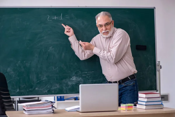 Viejo profesor sentado en el aula —  Fotos de Stock