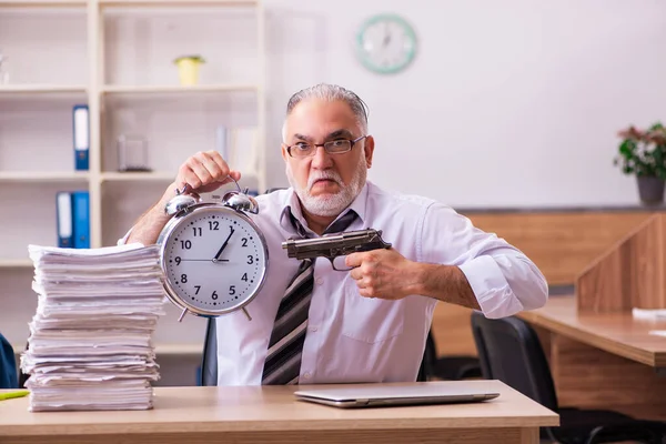 Velho funcionário masculino infeliz com excesso de trabalho no escritório — Fotografia de Stock