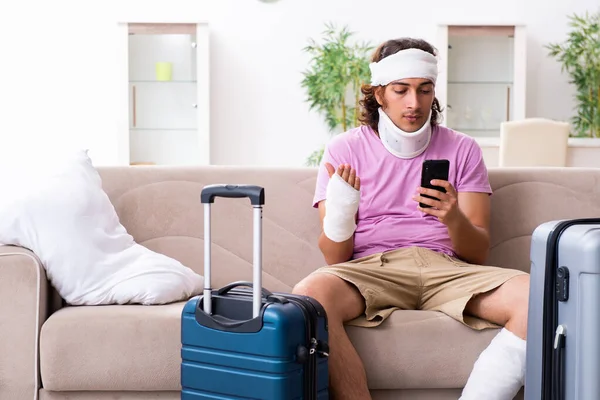 Jovem ferido se preparando para a viagem — Fotografia de Stock