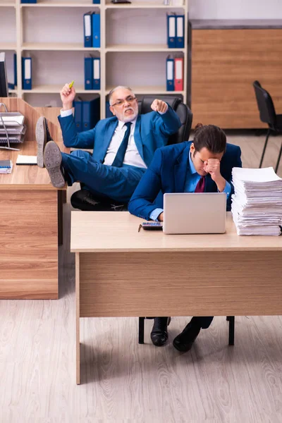 Old male boss and his young male assistant in bullying concept — Stock Photo, Image