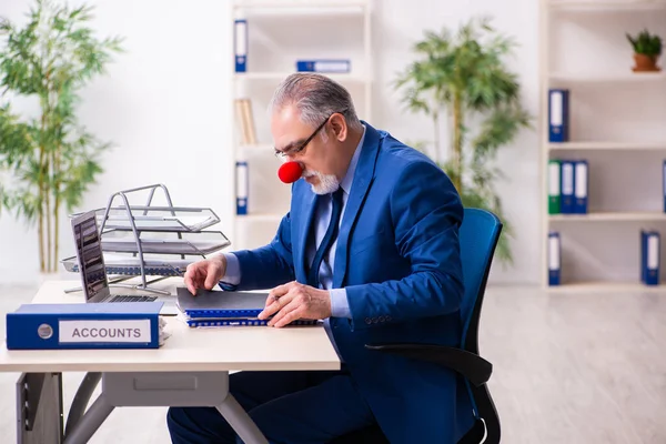 Altunternehmer-Clown arbeitet im Büro — Stockfoto