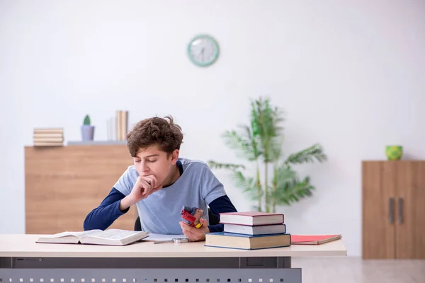 Écolier étudiant modèle cardiaque à la maison — Photo