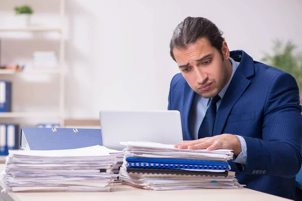 Ung manlig anställd missnöjd med överdrivet arbete — Stockfoto