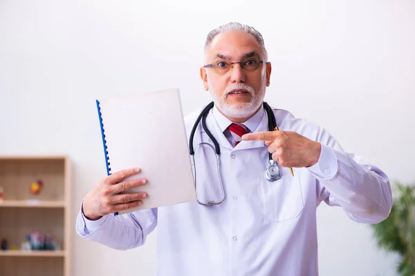 Vieux médecin masculin travaillant à la clinique — Photo