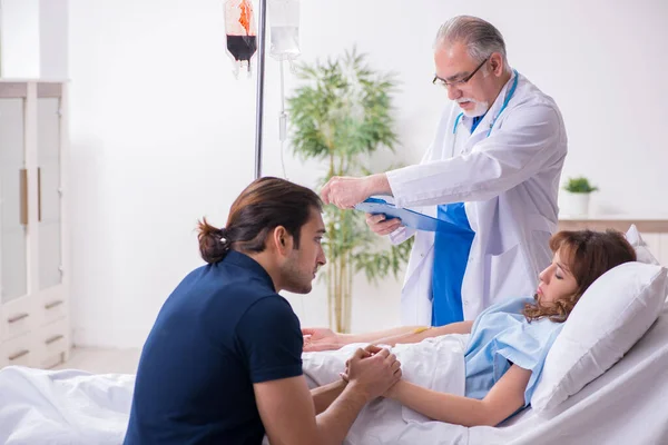 Junger Mann besucht kranke Frau in der Klinik — Stockfoto