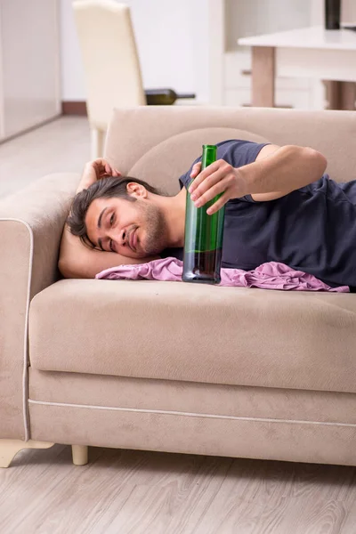 Jonge werkloze die thuis alcohol drinkt — Stockfoto