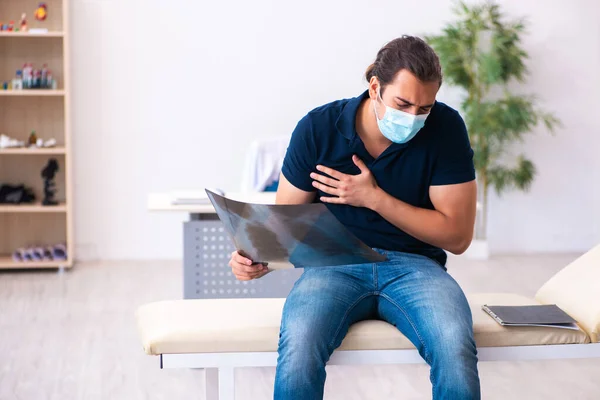 Jeune homme attendant un médecin pendant une pandémie à l'hôpital — Photo