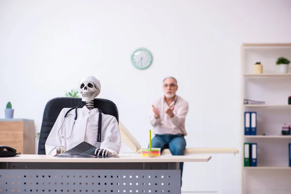 Vieil homme en visite chez le médecin radiologue mort — Photo