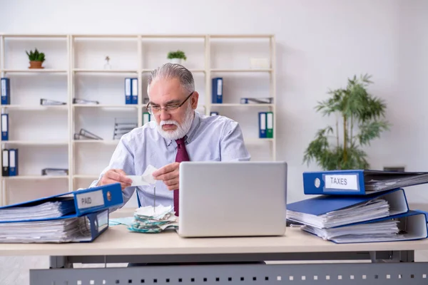 Ancien comptable masculin dans le concept de planification budgétaire au bureau — Photo