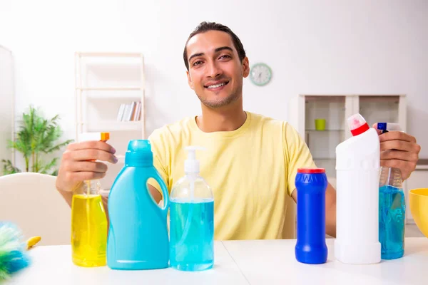 Giovane appaltatore maschio che fa i lavori domestici a casa — Foto Stock