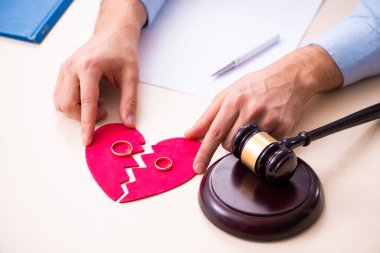 Boşanma konseptinde genç bir adam.