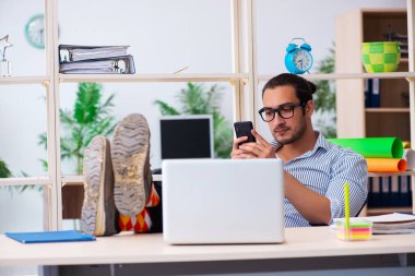 Ofiste çalışan genç bir erkek.