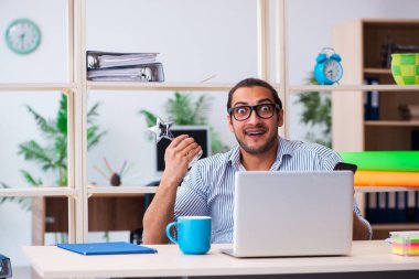 Ofiste çalışan genç bir erkek.