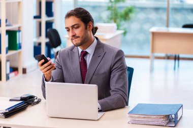 Ofiste çalışan genç bir erkek.