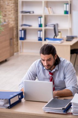 Genç bir erkek işçi aşırı işten memnun değil.