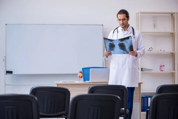 Hombre joven radiólogo médico dando seminario en el aula — Foto de Stock