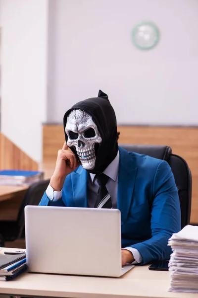 Ördög üzletember dolgozik az irodában. — Stock Fotó