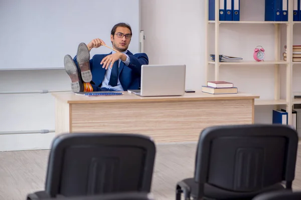 Jonge mannelijke business trainer op kantoor tijdens pandemie — Stockfoto