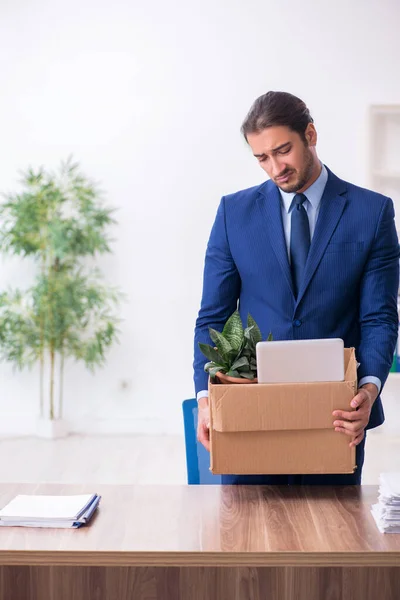 Jeune homme renvoyé de son travail — Photo