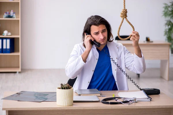 Joven doctor suicidándose en el hospital —  Fotos de Stock