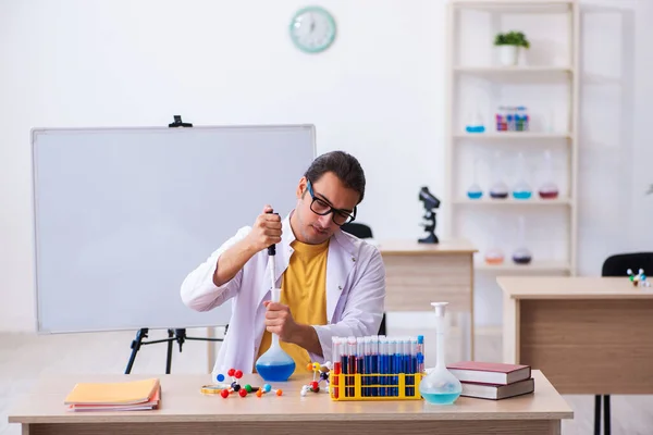 Young male chemist teacher in the classroom — Stock Photo, Image