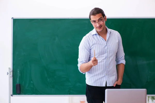 Jovem professor na frente do quadro negro — Fotografia de Stock