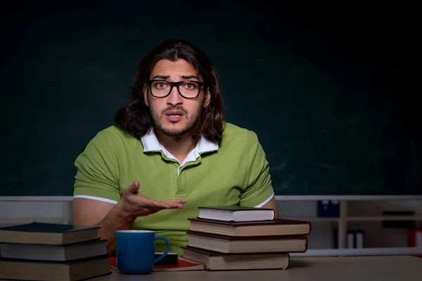 Joven estudiante masculino preparándose para los exámenes en el aula — Foto de Stock