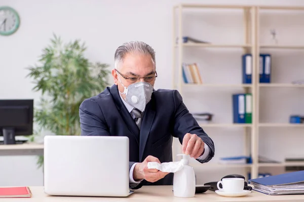 Viejo empleado jefe trabajando durante pandemia —  Fotos de Stock