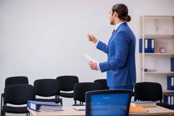 Jeune homme d'affaires faisant une présentation pendant la pandémie — Photo