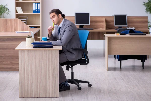 Молодий працівник чоловічої статі працює в офісі — стокове фото