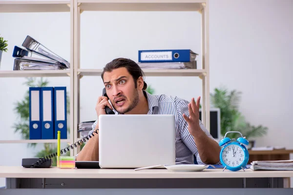 Affamato dipendente maschio in attesa di cibo nel concetto di gestione del tempo — Foto Stock