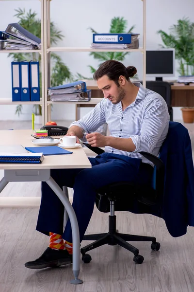 Employé masculin affamé en attente de nourriture sur le lieu de travail — Photo