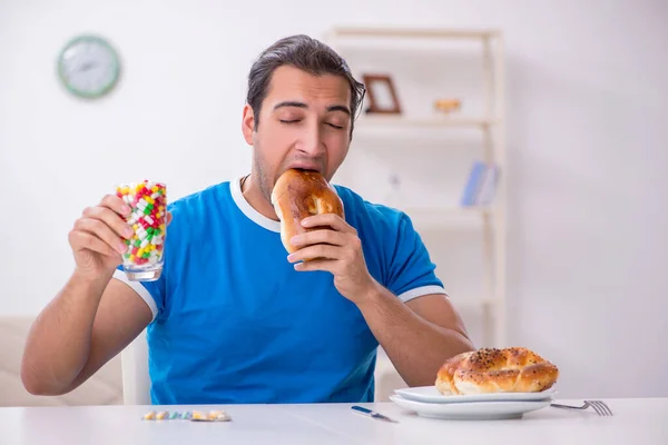 Fiatal éhes férfi fogyókúra koncepció — Stock Fotó